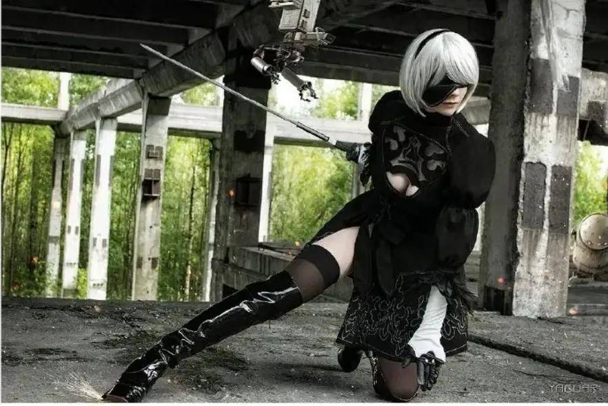 尼尔：机械纪元》2B 美背撩人凯发一触即发长腿美女Cos《(图1)