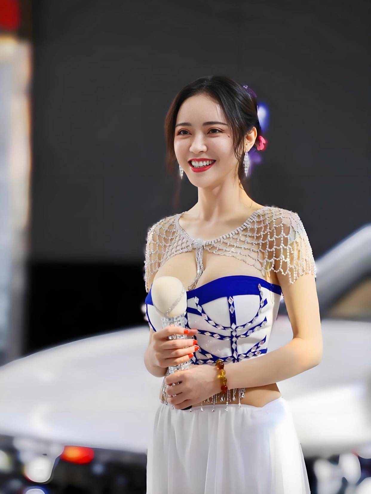 电影这魔鬼身材不愧是模特出身！凯发k8国际潘春春最惊艳的3部(图8)